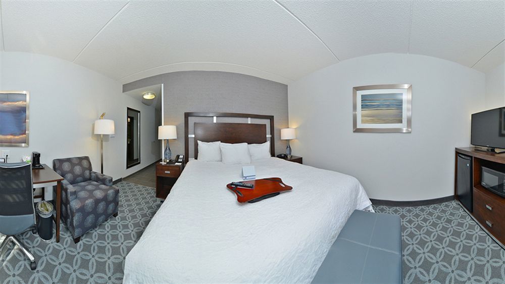 Hampton Inn & Suites Greensboro/Coliseum Area Екстериор снимка